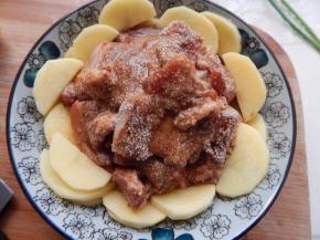 在加入调好的肉片