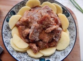 在加入调好的肉片