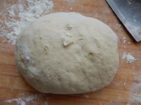 发好的面团排气醒一会