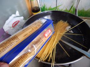 锅里水开加入意大利面