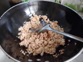 锅里加入油加入肉末