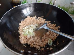 炒散后加入小葱