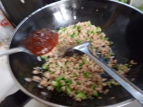 炒匀后加入黄豆酱