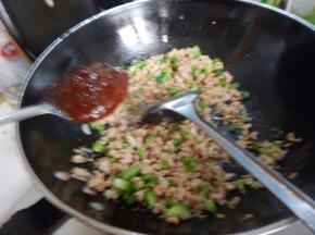 炒匀后加入黄豆酱