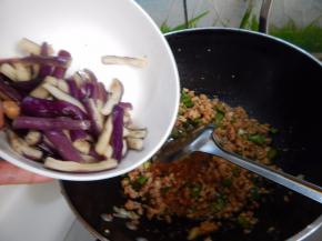 炒出香味，把腌好挤 掉水份的茄子加入