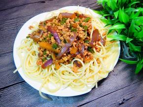 把煮好的茄子加入意大利面里