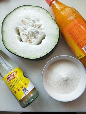 准备材料，橙汁是浓缩的，要米醋，糖粗细随意。