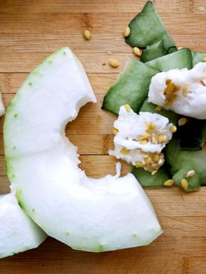 冬瓜洗净去皮，去瓤取籽。