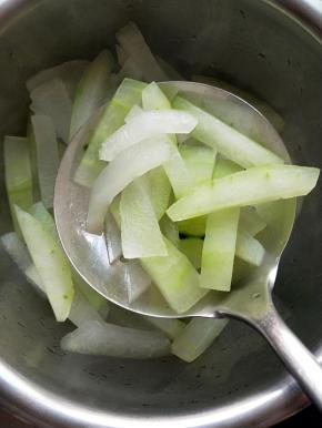 冬瓜放水里焯一下，不要太过