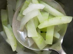 冬瓜放水里焯一下，不要太过