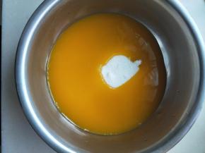 橙汁加入白糖搅拌均匀，