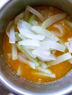 放入焯过的冬瓜条。