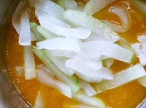放入焯过的冬瓜条。