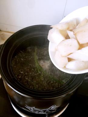 腊肉熬煮十分钟，加入切块山药