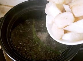 腊肉熬煮十分钟，加入切块山药