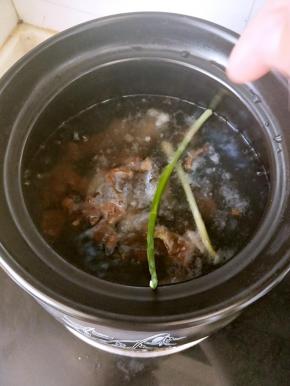 砂锅放入足量的水，烧开放入腊肉，和葱，姜片熬煮