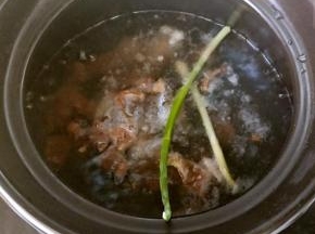 砂锅放入足量的水，烧开放入腊肉，和葱，姜片熬煮