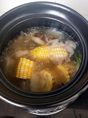 在放入盐，放入玉米段继续熬煮十分钟到15分钟