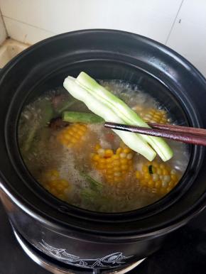 再倒入白不老豆角继续小火熬煮，这个豆角看起来白色很老的样子，实际很鲜嫩。