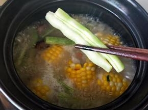 再倒入白不老豆角继续小火熬煮，这个豆角看起来白色很老的样子，实际很鲜嫩。