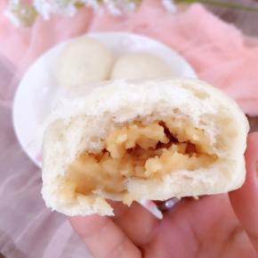 手指轻轻按下，包子还会回弹哦，真的非常非常好吃啊