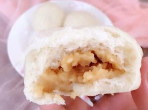 手指轻轻按下，包子还会回弹哦，真的非常非常好吃啊