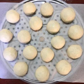 包好的包子生胚依次放在蒸薄上，大炒锅放水烧至烫手，关火，放入包子生胚，盖上锅盖，静止15到20分钟后开大火蒸20分钟左右，关火焖几分钟