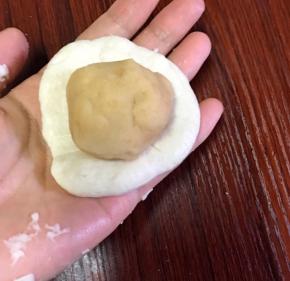 擀开，包入馅料，掐合口，掐口朝下