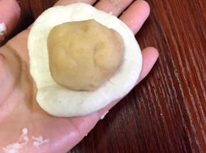擀开，包入馅料，掐合口，掐口朝下