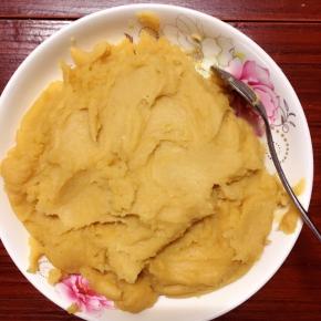 莲子250g泡几个小时后煮熟，用料理机打成泥，100g油，150g糖炒至莲蓉顺滑难翻动，这时莲蓉馅基本好的了