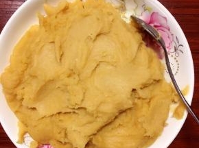 莲子250g泡几个小时后煮熟，用料理机打成泥，100g油，150g糖炒至莲蓉顺滑难翻动，这时莲蓉馅基本好的了