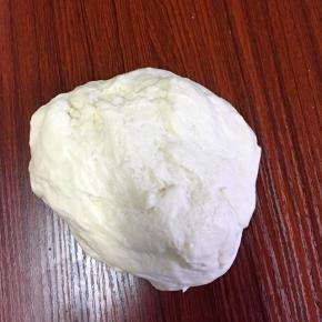 静止30分钟后的面团分成大致均等的35g小面团