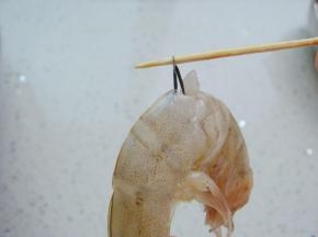 虾去掉头留尾，用竹签挑出虾线。