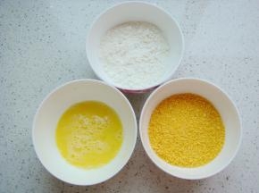 准备面粉，鸡蛋液（一个），面包糠。