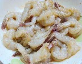 放入胡椒粉搅拌均匀，腌制十多分钟入味。