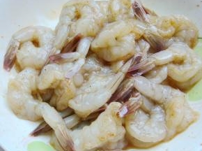 放入胡椒粉搅拌均匀，腌制十多分钟入味。