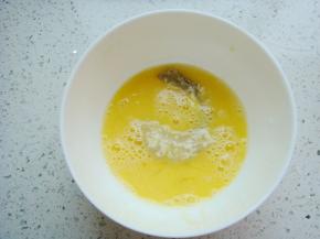 放入鸡蛋液里，沾上蛋液。