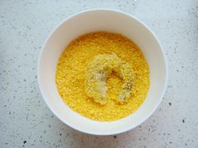 再沾上面包糠。（整个过程可以捏着虾尾做）