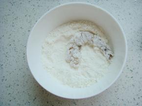 把虾均匀的沾上面粉。