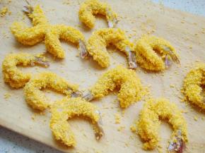 依次做好备用。（为了美观，虾尾尽量不要沾）