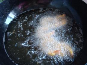 锅里倒入油，待油热后，放入虾，炸至金黄色即可。（一定要控制好火候，火不要太大，避免炸糊）