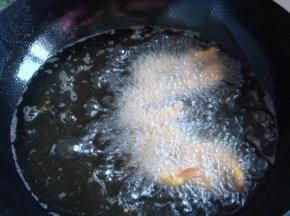 锅里倒入油，待油热后，放入虾，炸至金黄色即可。（一定要控制好火候，火不要太大，避免炸糊）