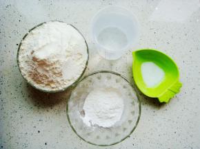 食材称好备用。（接下来要把它们混合一起做成面糊，没有面包机也可以用筷子搅拌）