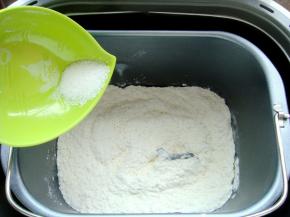 面包桶里安上搅拌棒，倒入高筋面粉。（用面包机搅拌省时省力）倒入红薯淀粉。(红薯淀粉能增加凉皮的光泽度）倒入盐，用筷子先搅拌几下。（加入盐是为了更筋道）