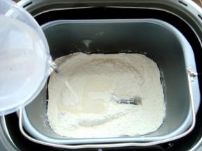 倒入一半的清水。