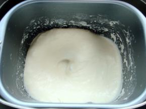 水加完后，面糊逐渐变的稀了许多。可以利用空档时间准备调味的配料。