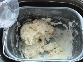 继续慢慢的加入剩下的水。