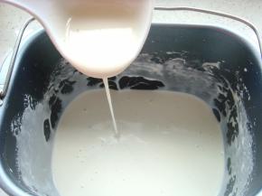 时间到，取出面包桶，去掉搅拌棒，面糊非常细腻，细而不断的流下，这个状态就可以了。