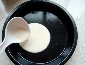 取一小勺子糊糊倒入盘中。（如果有两个盘子替换着做更快捷）