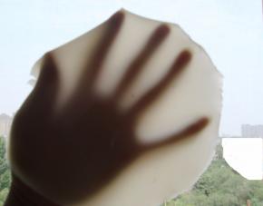 迎着阳光看，非常的薄。